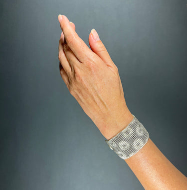 Brazalete Telar Plata Grueso Rondanas Gris Aperlado